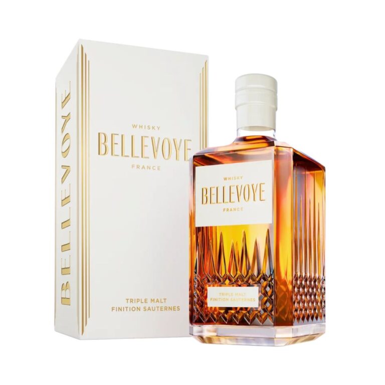 Bouteille de whisky Bellevoye Blanc, triple malt français, accompagnée de son étui blanc. Flacon en verre avec motifs en relief, étiquette et capsule assorties avec inscriptions dorées. Disponible sur Le Club des Connaisseurs.