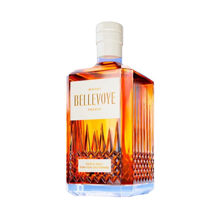 Bouteille de whisky Bellevoye Blanc, triple malt français. Flacon en verre avec motifs en relief, étiquette et capsule blanches avec inscriptions dorées. Disponible sur Le Club des Connaisseurs.