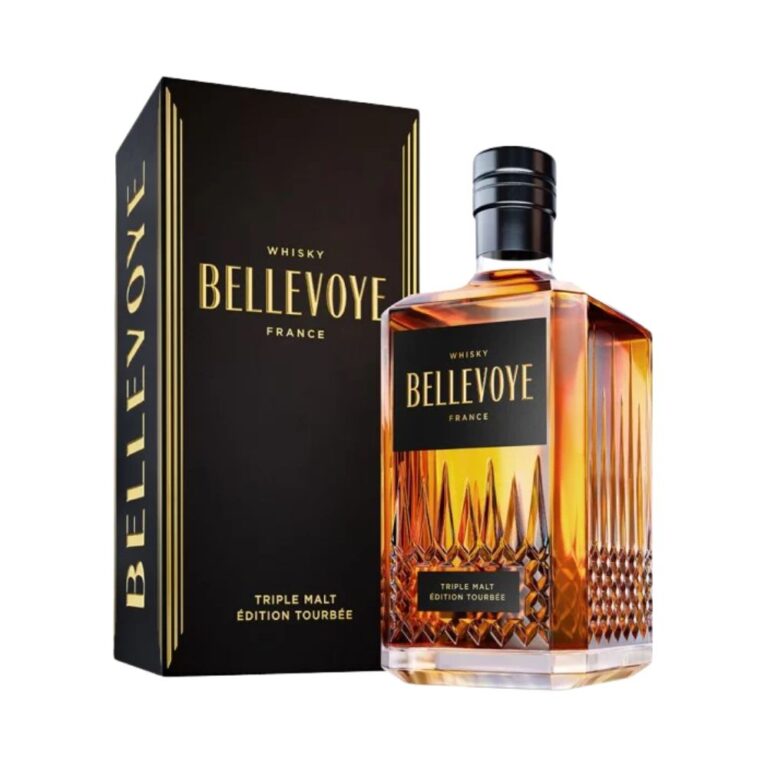 Bouteille de whisky Bellevoye Noir, triple malt français, accompagnée de son étui noir. Flacon en verre avec motifs en relief, étiquette et capsule assorties avec inscriptions dorées. Disponible sur Le Club des Connaisseurs.