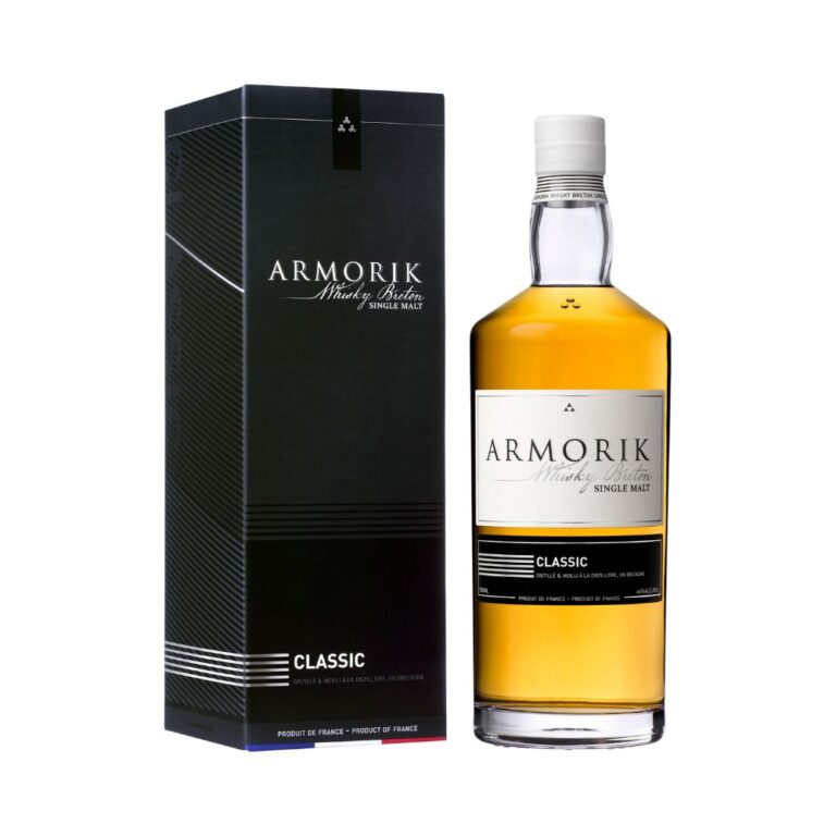 Packshot du whisky breton Armorik Classic avec sa bouteille et son étui noir élégant sur fond blanc. Le Club des Connaisseurs.