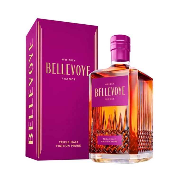 Bouteille de whisky Bellevoye Prune, triple malt français, accompagnée de son étui violet. Flacon en verre avec motifs en relief, étiquette et capsule assorties avec inscriptions dorées. Le Club des Connaisseurs.