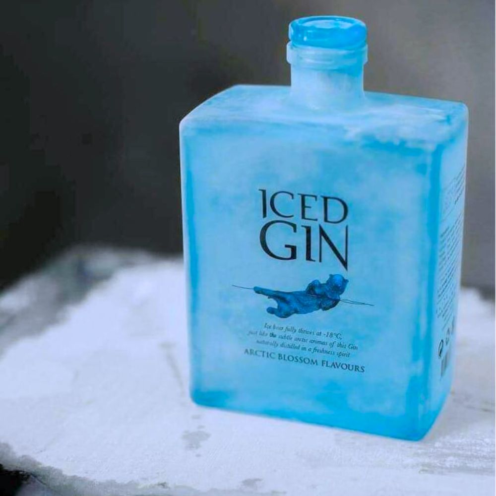 Quel gin choisir ? Packshot de la bouteille givrée de Iced Gin Arctic Blossom, gin aromatisé aux fleurs polaires, design bleu évoquant le froid arctique. Le Club des Connaisseurs