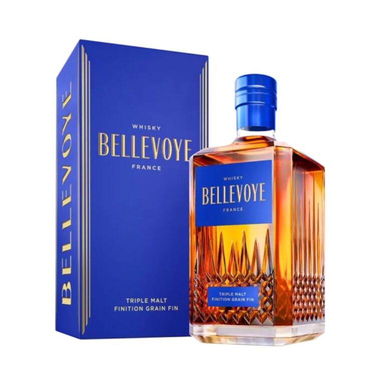 Bouteille de whisky Bellevoye Bleu finition grain fin, triple malt français, accompagnée de son étui bleu. Flacon en verre avec motifs en relief, étiquette et capsule assorties avec inscriptions dorées. Le Club des Connaisseurs.