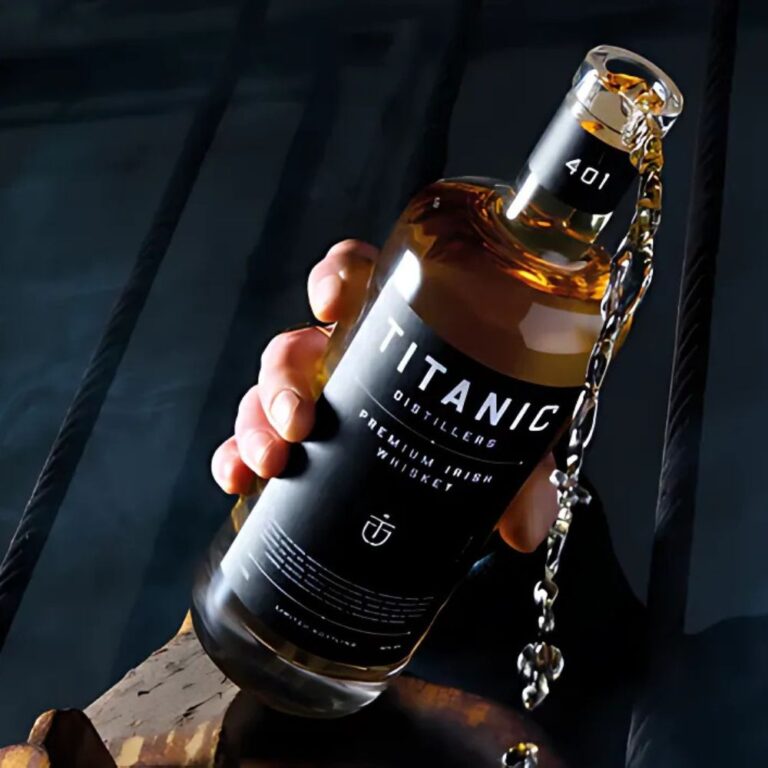 Bouteille de whiskey Titanic Premium Irish tenue à la main avec chaîne métallique, photo artistique sur fond sombre – packshot original pour boutique de spiritueux haut de gamme.