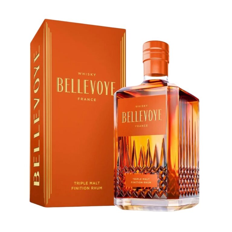 Bouteille de whisky Bellevoye Orange, triple malt français, accompagnée de son étui orange. Flacon en verre avec motifs en relief, étiquette et capsule assorties avec inscriptions dorées. Disponible sur Le Club des Connaisseurs.