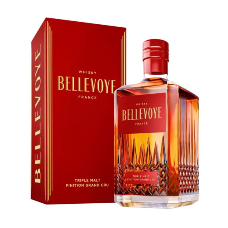 Bouteille de whisky Bellevoye Rouge, triple malt français, accompagnée de son étui rouge. Flacon en verre avec motifs en relief, étiquette et capsule assorties avec inscriptions dorées. Disponible sur Le Club des Connaisseurs.