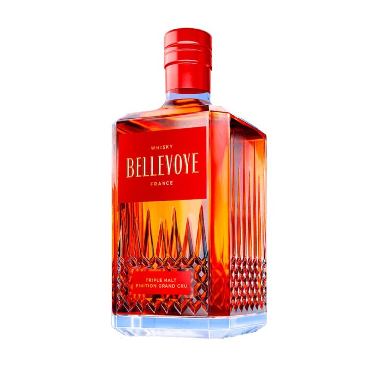 Bouteille de whisky Bellevoye Rouge, triple malt français. Flacon en verre avec motifs en relief, étiquette et capsule rouges avec inscriptions dorées. Disponible sur Le Club des Connaisseurs.