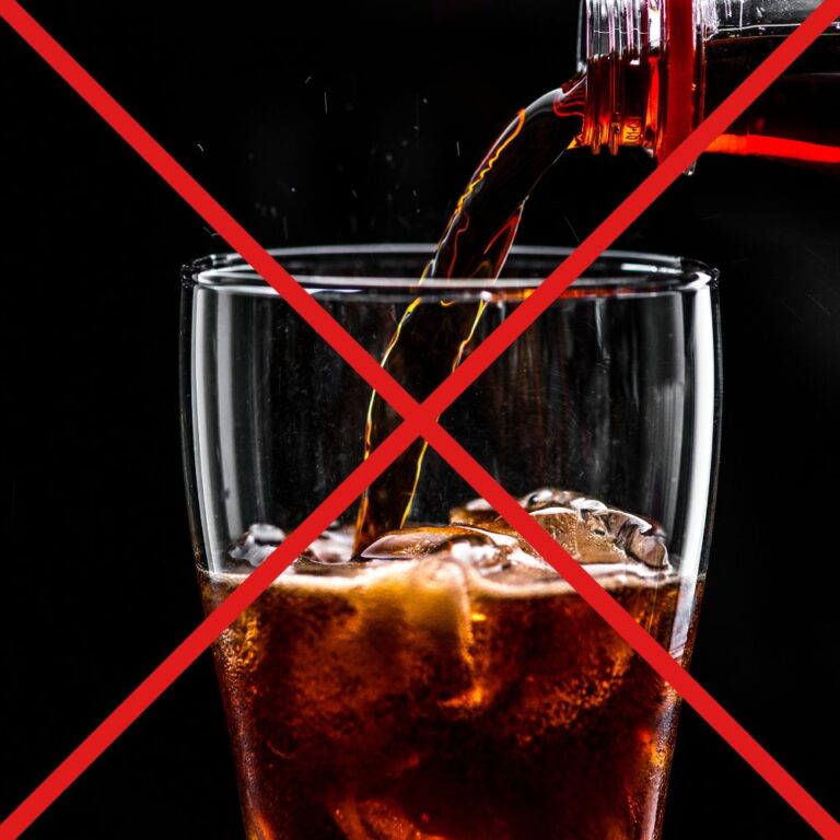 Miniature article whisky sans coca, Photo d'un verre rempli de glaçons avec du soda Coca-Cola en train d’être versé, barré d’une grande croix rouge sur fond noir. Le Club des Connaisseurs.