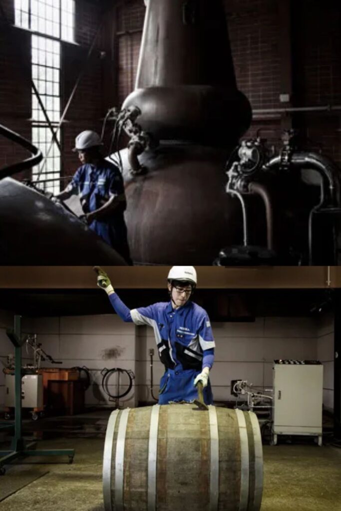 Deux ouvriers en tenue de sécurité dans une distillerie Nikka, travaillant respectivement près d’un alambic et sur un fût en bois. Le Club des Connaisseurs.