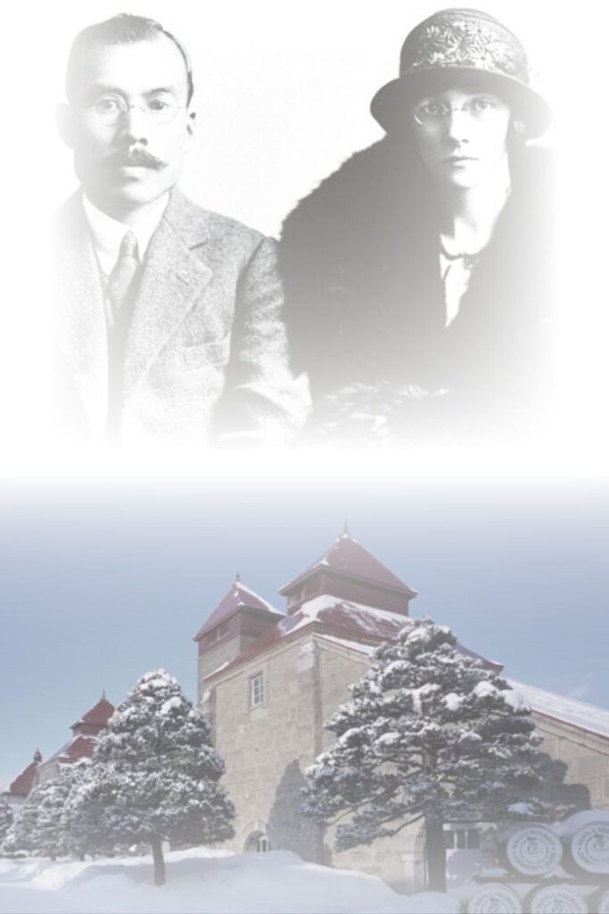 Photo ancienne en noir et blanc de Masataka Taketsuru et de Rita , accompagnée d’une vue enneigée de la distillerie Nikka au Japon. Le Club des Connaisseurs.