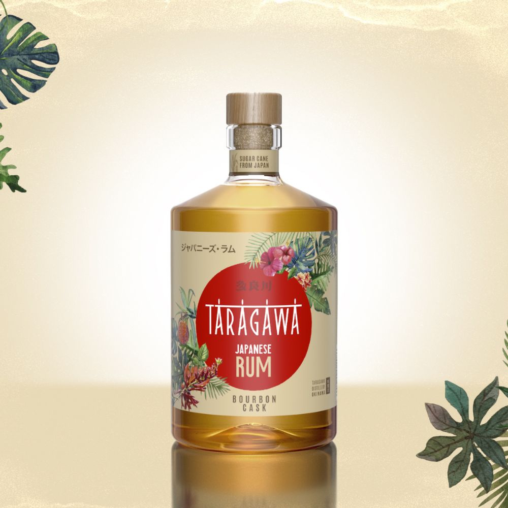 Beautyshot de la bouteille de rhum japonais Taragawa vieilli en fût de bourbon, étiquette rouge et crème avec décor floral.