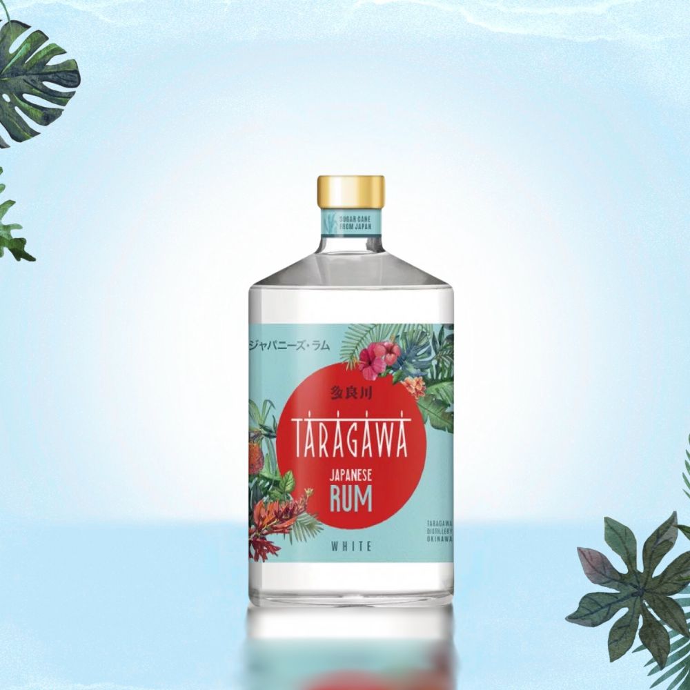 Beautyshot de la bouteille de rhum blanc japonais Taragawa, étiquette tropicale rouge et turquoise sur fond exotique.