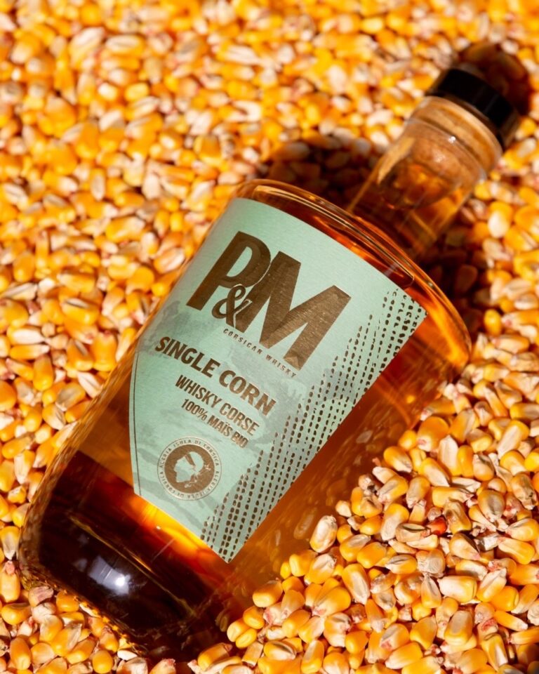 PM Single Corn Bio - Bouteille de whisky dans des grains de maïs