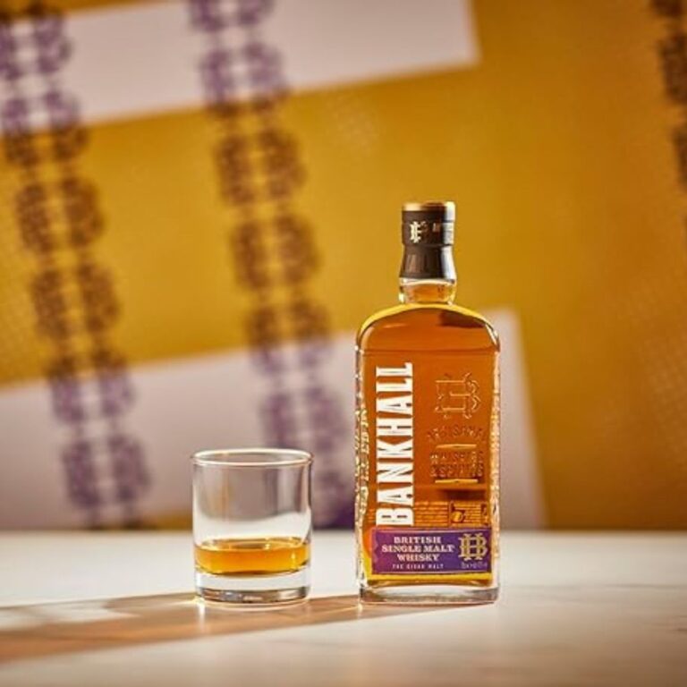Bouteille de whisky Bankhall British Single Malt Cigar Malt accompagnée d’un verre de dégustation, mise en scène sur fond graphique jaune et violet, whisky anglais intense idéal en accord cigare.