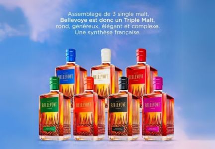 Gamme complète des whiskys Bellevoye Triple Malt, avec bouteilles colorées alignées sous un ciel bleu et slogan de marque en haut. Whisky français élégant et raffiné. - Page Bellevoye Le Club des Connaisseurs
