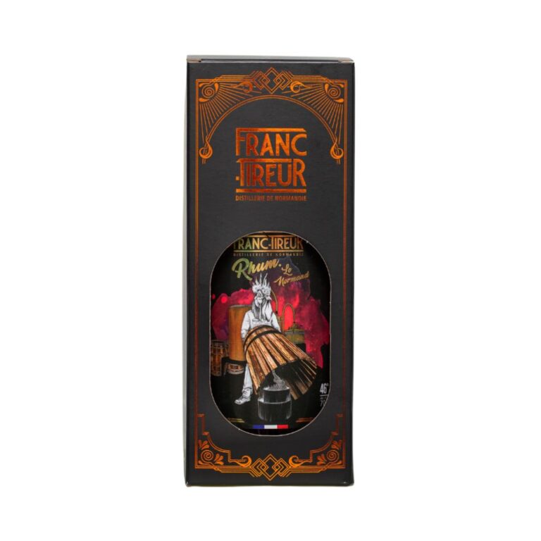 Packshot de l'étui avec la bouteille de rhum ambré le normand Franc Tireur sur fond blanc - Le club des connaisseurs