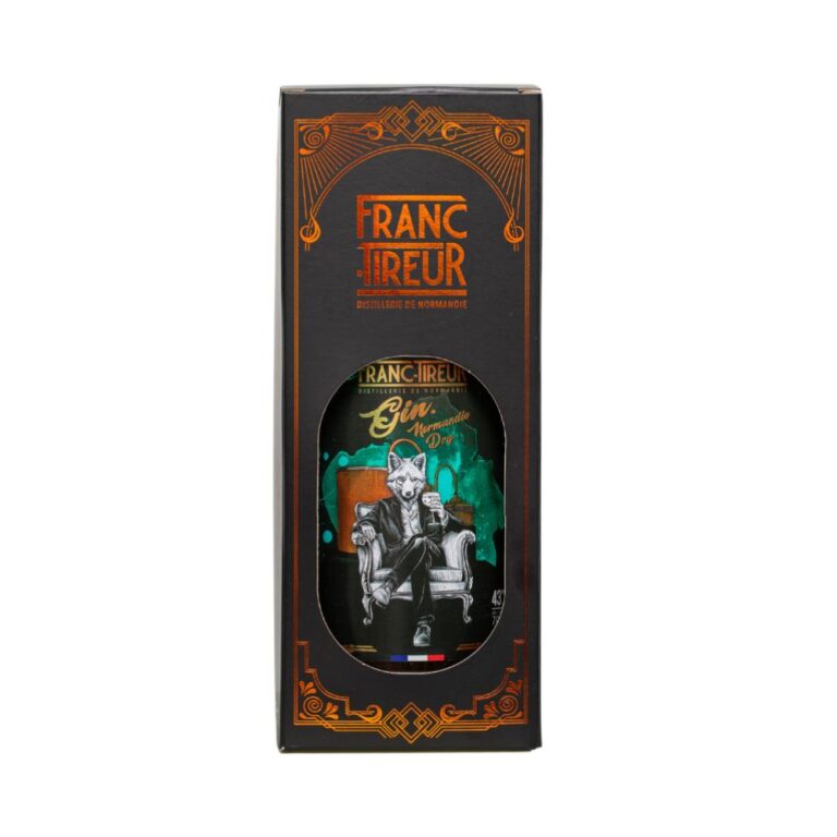 Packshot de l'étui avec la bouteille de gin Normandie Dry Franc Tireur sur fond blanc - Le club des connaisseurs