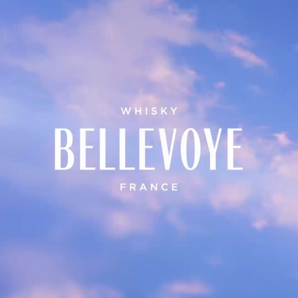 Logo de la marque de whisky français Bellevoye sur fond de ciel bleu avec nuages rosés. Identité visuelle épurée et élégante.