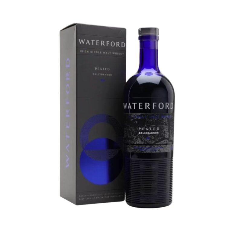 Packshot de la bouteille de whisky irlandais Waterford Peated Ballybannon 50 % avec son étui, single malt tourbé.