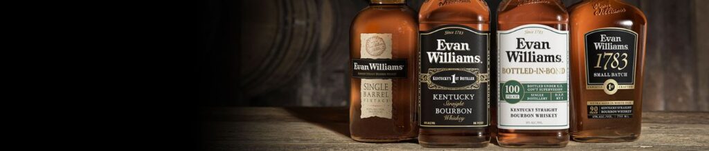 Bannière Evan Williams avec quatre bouteilles de bourbon Kentucky alignées sur un comptoir en bois, ambiance de cave à fûts.
