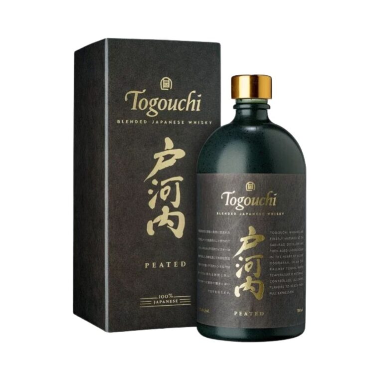Packshot bouteille noire de Togouchi Peated Blended Whisky Tourbé de 70cl avec étui noir sur fond blanc, Le club des connaisseurs