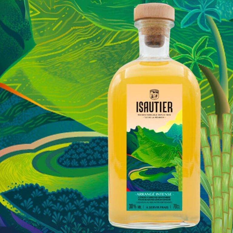 Image de la bouteille de rhum arrangé Intense Isautier -Citron gingembre avec un fond surles cirques de La Réunion - Le club des connaisseurs