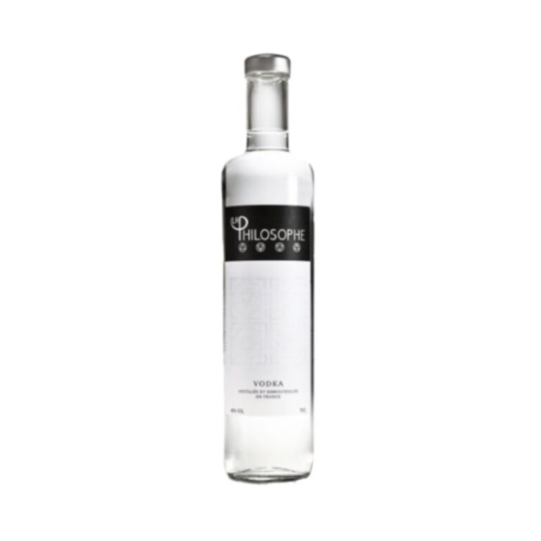 Packshot de la bouteille de vodka tourbée La Philosophe sur fond blanc - Le club des connaisseurs