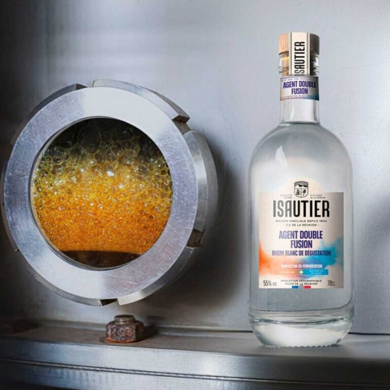 Photo bouteille Isautier rhum blanc fusion devant un alambic