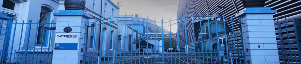 Photo de l'entrée de la distillerie de whisky irlandais Waterford