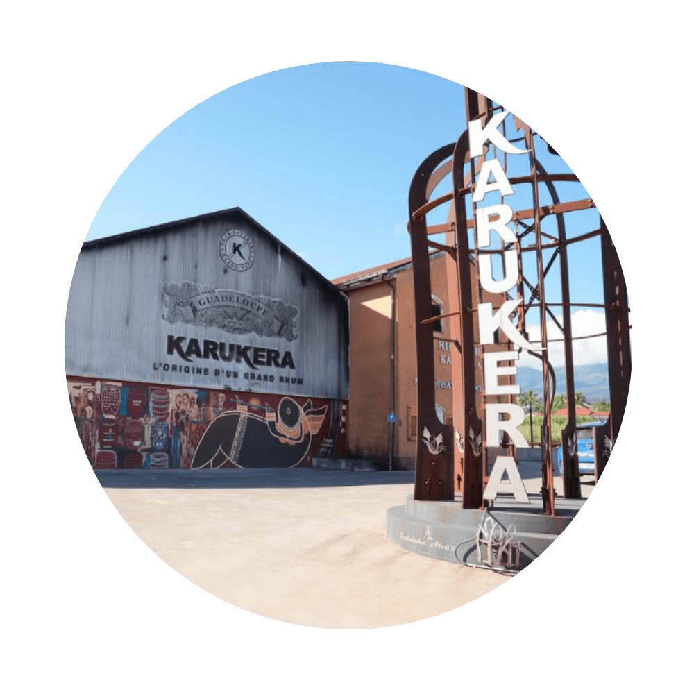 Page marque Karukera : Rhumerie Karukera avec grande bouteille d'art de rhum Karukera