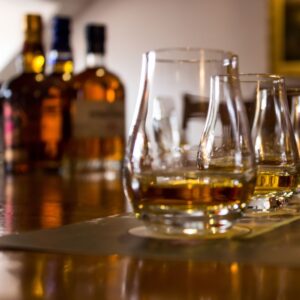 Miniature d'article de blog sur la conservation du whisky - le club des connaisseurs - bouteilles de whisky et verres de dégustation