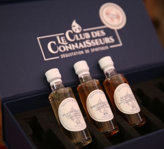 Coffret de dégustation de spiritueux Le Club des Connaisseurs, contenant trois fioles de whisky pour une expérience de dégustation à domicile.